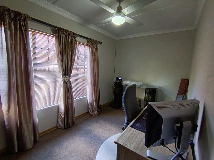 5 Bedroom Property for Sale in Langenhovenpark Free State